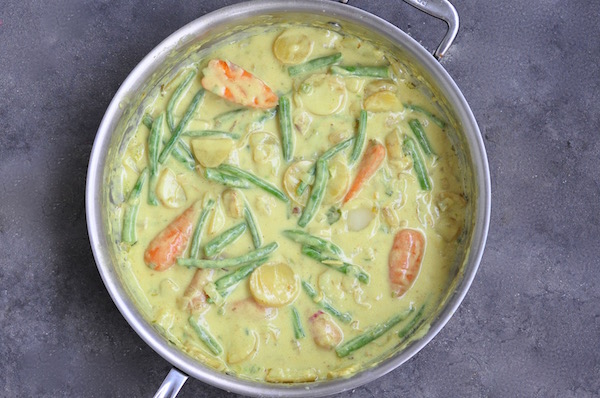 cooking curry with greenbeans 600px