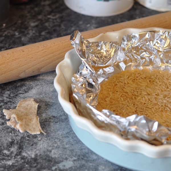 blind baking with rice 600px.jpg